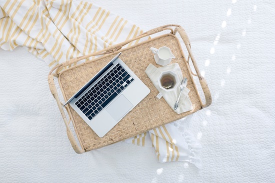 laptop_on_bed