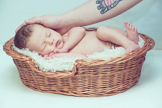 newborn_in_basket